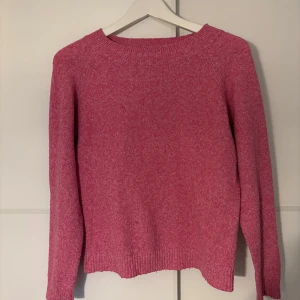 Rosa stickad tröja - Mysig rosa stickad tröja med rundad hals och ribbade muddar vid ärmslut och nederkant. Perfekt för dig som gillar enkel stil med färg. Tröjan har lång ärm och en klassisk passform som funkar till jeans eller kjol. Snygg att styla med smycken eller lager på lager. Perfekt till hösten!!