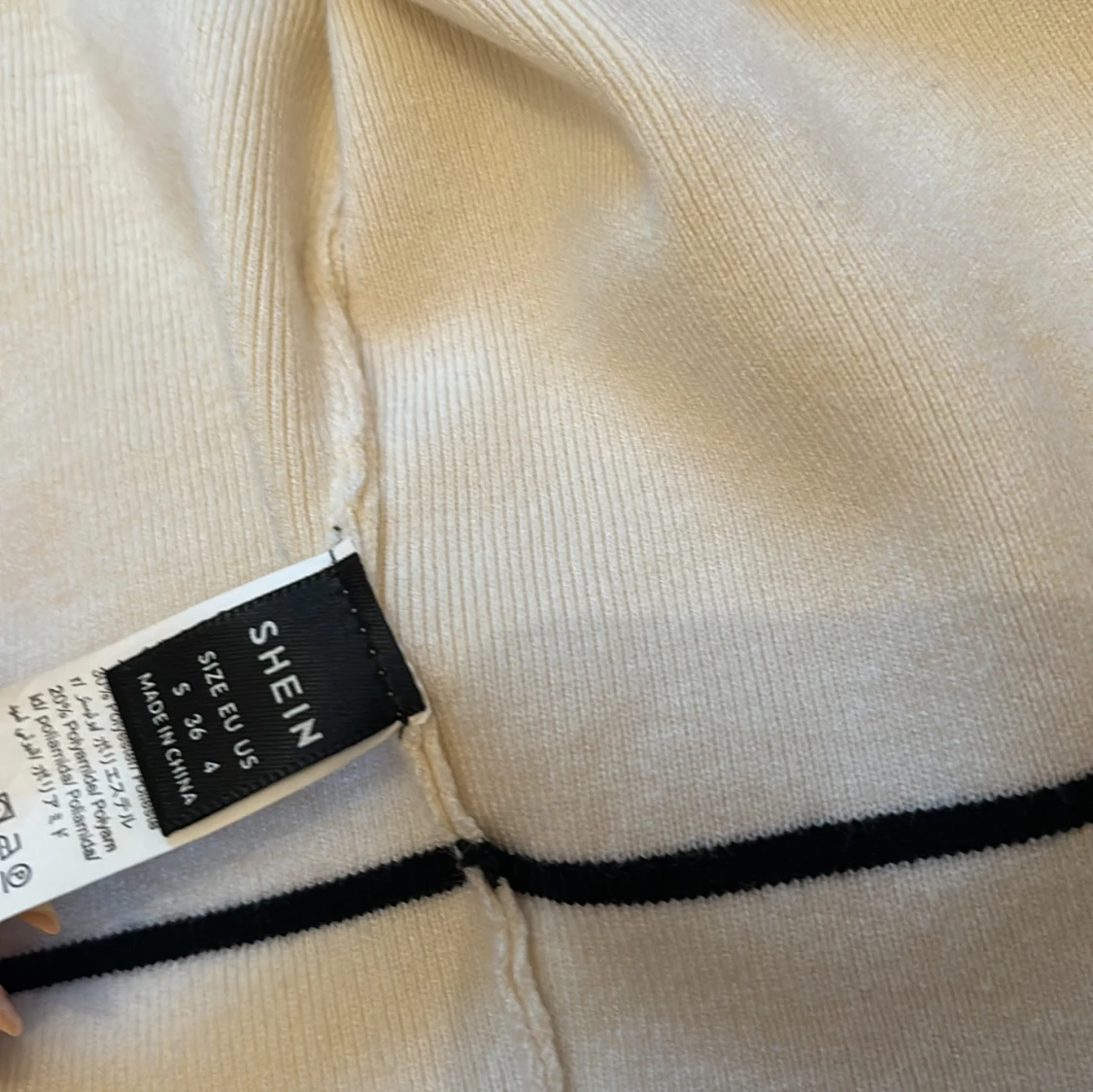 Vit kofta med svarta detaljer  - 2