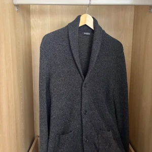 Dressman cardigan - Snygg dressman cardigan med knappar. Skicket är så gott som nytt. Tveka inte med frågor!