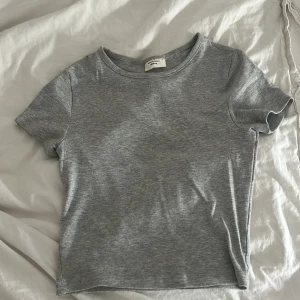 Grå basic tight t-shirt från Gina Tricot - Pris kan diskuteras,Köpt för 170kr En enkel och tight  grå t-shirt från Gina tricot