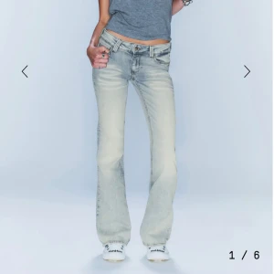 Weekday jeans  - Säljer dessa skit snygga ljusblå jeans från weekday pga av att de it kommer till så mycke användning. De är i 26 men är stretchiga och går även att använda om man har 27 eller 25. På baksidan längst ner så har dem hål pga av att  jag trampat på dem för mycket. Hålen är inte märkvärdiga alls. Skriv  om ni är intresserade