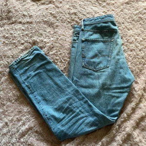 Jack & Jones jeans - Säljer mina Jack & Jones jeans för att jag inte använder dom längre. Skriv om frågor eller bilder! Storlek W30 L32 och i fint skick. 👍🏼