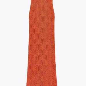 Orange stickad långklänning🧡 - Snygg orange långklänning med stickad struktur och mönstrad design. Klänningen är ärmlös och har en rak, något figurnära passform. Perfekt för sommarens alla tillfällen när du vill sticka ut med färg och coolt mönster🧡🧡