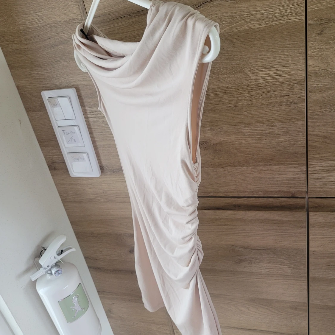 Beige omlott kortklänning - 3