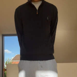 Ralph Lauren Halfzip - Säljer en sjukt fet Ralph Lauren Halfzip. Tröjan är i färgen mörkblå och sitter som något mellan strl S- M men är egentligen i strl L. Den har en liten defekt då dragkedjan går upp efter ca hälften av vägen men bör inte göra nån skillnad då man inte brukar dra dragkedjan upp hela vägen ändå. Utöver de är den väl omhändertagen o hör gärna av er vid frågor elr funderingar!!