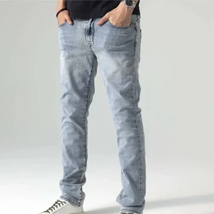 Ljusblå raka jeans i bomull - Snygga ljusblå jeans med raka ben och klassisk femficksdesign. Jeansen har en avslappnad passform och är tillverkade i mjuk bomull. Perfekta för en chill och stilren look.