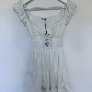 Vit klänning från Bershka  - Fin oanvänd vit klänning från Bershka med inbyggda shorts! Säljer samma klänning i storlek M!