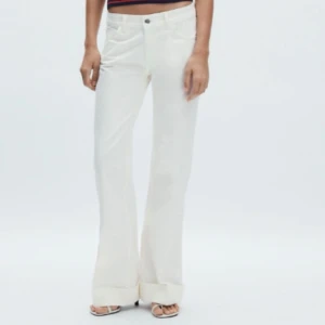 Zara jeans lågmidjad  - Säljer helt nya Vita jeans från Zara i flare model med låg midja med prislapp och allt, storlek 36. Kan också byta mot ett par i storlek 38!