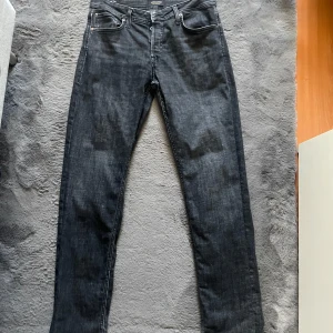 Svarta tapered jeans från Jack & Jones - Snygga svarta jeans från Jack & Jones | Nypris 899kr | strl 32 32 men passar nog bäst i lite mindre storlek eftersom den har tvättats fåtal gånger | Jeansen är använda några gånger men inte några defekter alls | Modellen är jjmike vilket då är en Tapered Jeans modell.