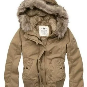 Vintage Abercrombie & Fitch fur jacket - Så himla snygg fur lined jacka med päls runt och i luvan. Har inga defekter vad jag kan hitta. Mycket varm och skön, perfekt till höst och vinter❤️