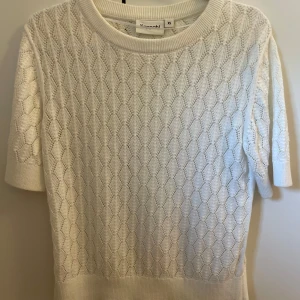 Vit stickad kortärmad tröja - En superfin vit mönsterstickad tröja från Kappahl i storlek xs! Köpte för 400 men säljer för 150💕skriv för fler frågor!