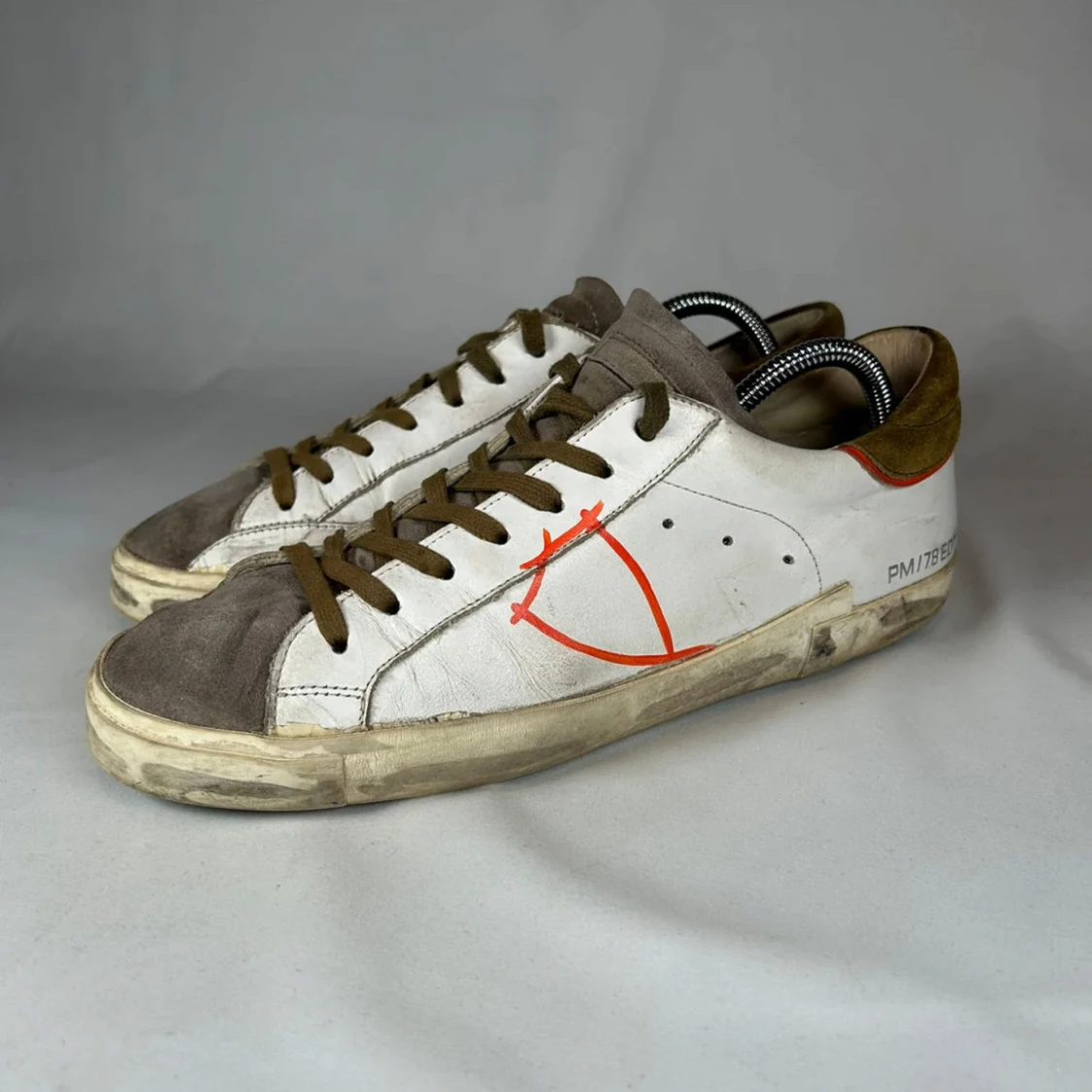 Vit och brun sneaker med orange print - 3