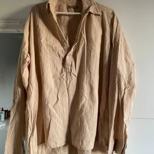 Beige linnen skjorta - Säljer en dam beige skjorta från selected med lång ärm och krage. 