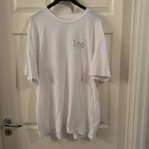Vit t-shirt från Lee - Vit t-shirt från Lee med enkel design och logga på bröstet. Klassisk rund hals och korta ärmar. Skön passform och tillverkad i mjuk bomull, perfekt för en avslappnad stil.