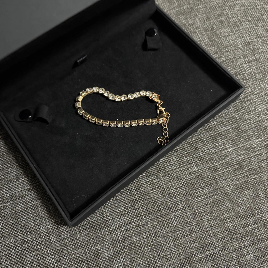 Guldigt armband med glittriga stenar