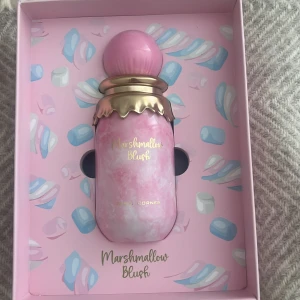 Paris Corner Marshmallow Blush 100ml - Supergullig parfymflaska i rosa och guld med rund kork och glassig finish. Marshmallow Blush doftar sött och lekfullt, perfekt för dig som älskar pastell och marshmallows. Flaskan rymmer 100ml och är en riktig eye-catcher på sminkbordet. Helt ny köpt för 3 dagar sen 100ml🥰
