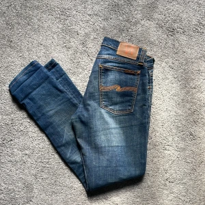 Blå jeans från Nudie Jeans Co - Märke: nudie jeans.                                                       Storlek: 29/32.                                                           Färg: blå.                                                                       Skriv om mer info👌