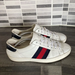 Gucci ace skor  - Säljer ett par snygga vita sneakers från Gucci med klassiska röd och marinblå ränder, lite creesade🙌 äkta såklart👍skriv vid frågor och funderingar ! Har ingen box ! 🚫