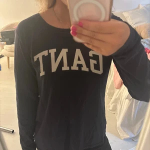 Mörkblå långärmad tröja  - Snygg tröja från gant, ser ut att vara lite annorlunda i färgen i mitt på bilden men det är bara ljuset!!