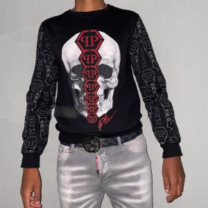 Philipp Plein tröja storlek XS - Storlek XS på philipp Plein tröjan. Fin replika med grym kvalitet. Pris: 800kr.först till kvarn som gäller 