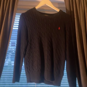 Mörkblå stickad tröja Polo Ralph Lauren - Snygg mörkblå stickad tröja från Polo Ralph Lauren i storlek L i barnstorlekar (14-16 år). Inga defekter på tröjan då den är i nyttskick… säljer den då den blivit liten 