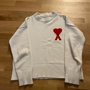 Ami Paris tröja  - Ami tröja i bra skick, kan passa folk som har storlek M beroende på hur man vill att den sitter.