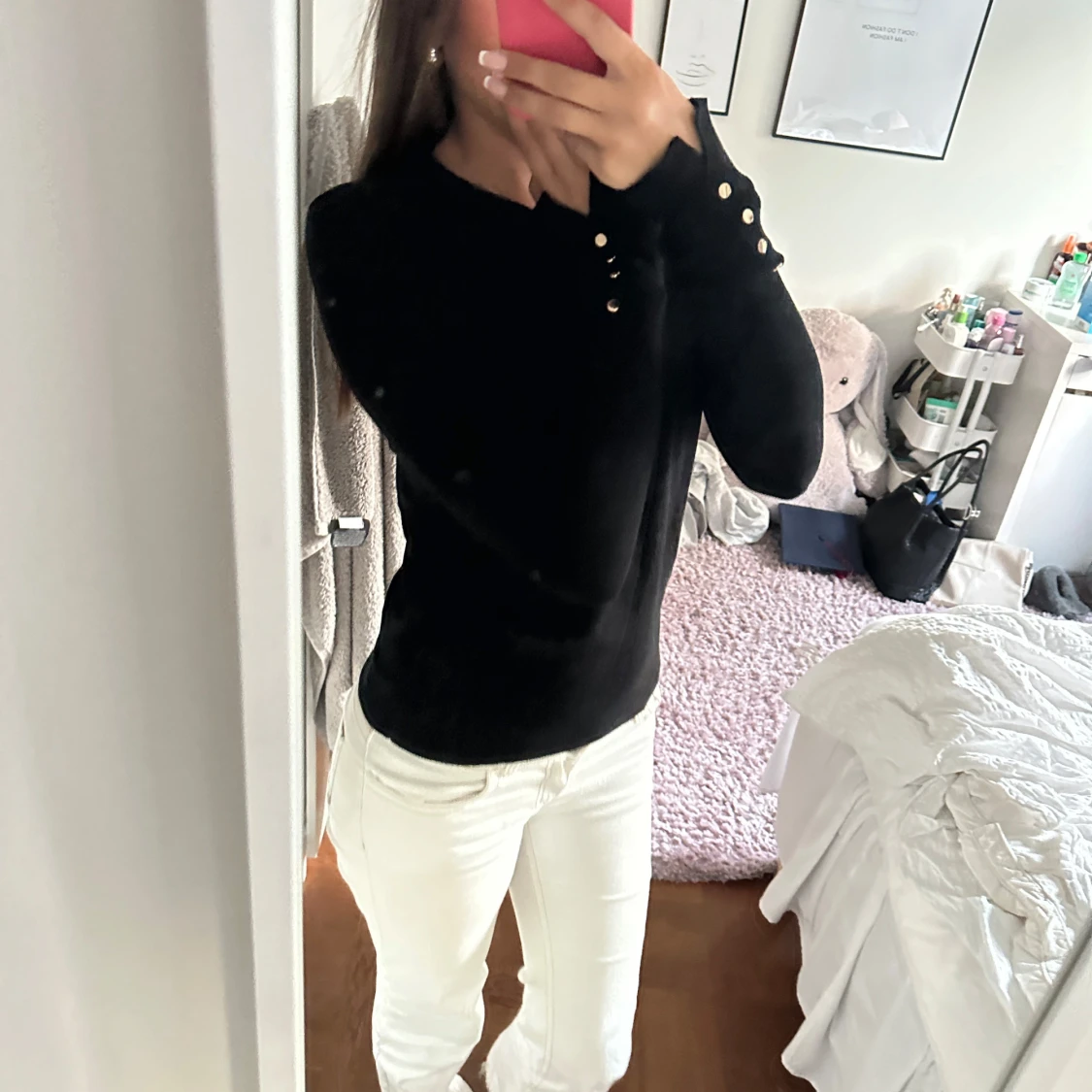 Svart långärmad tröja med gulddetaljer - 2