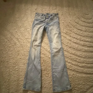 Ljusblå low bootcut jeans  - Ett par super snygga low bootcut jeans ifrån h&m😜 säljer billigt pga inte så mycket användning av de längre💕 jätte fint skick och inte så använda!! Storlek 152