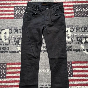 Svarta jeans från Nudie Jeans Co 29/32 - Svarta jeans från Nudie Jeans. Slim fit. Inga skador på de. Ny pris 1400kr storlek 29/32