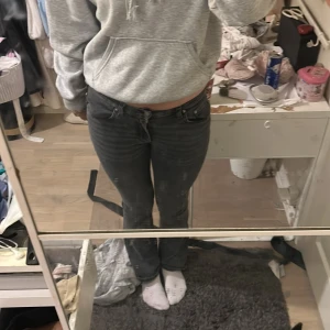 Grå botcut jeans från Perfect Jeans/gina tricot , stl 38 - Säljer ett par grå jeans från Perfect Jeans i storlek 38. Jeansen har klassisk femficksmodell, låg midja och botcut. Materialet är mjukt denim och färgen är snyggt tvättad grå. Perfekta till sneakers eller boots. Ändvänd bara några gånger tvättas innan säljning, mer perfekt för nån lite kortare 