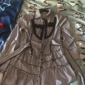 alt klänning  - Säljer då den inte har kommit till användning | OBS: det är asiatisk M | OBS: hållen för knapparna e lite små men om man trycker lite hårt så kommer de igenom lol | kontakta innan du köper | kontakta för mer bilder 