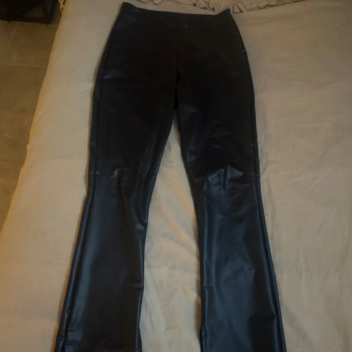 Svarta skinn byxor från Nelly  - 1