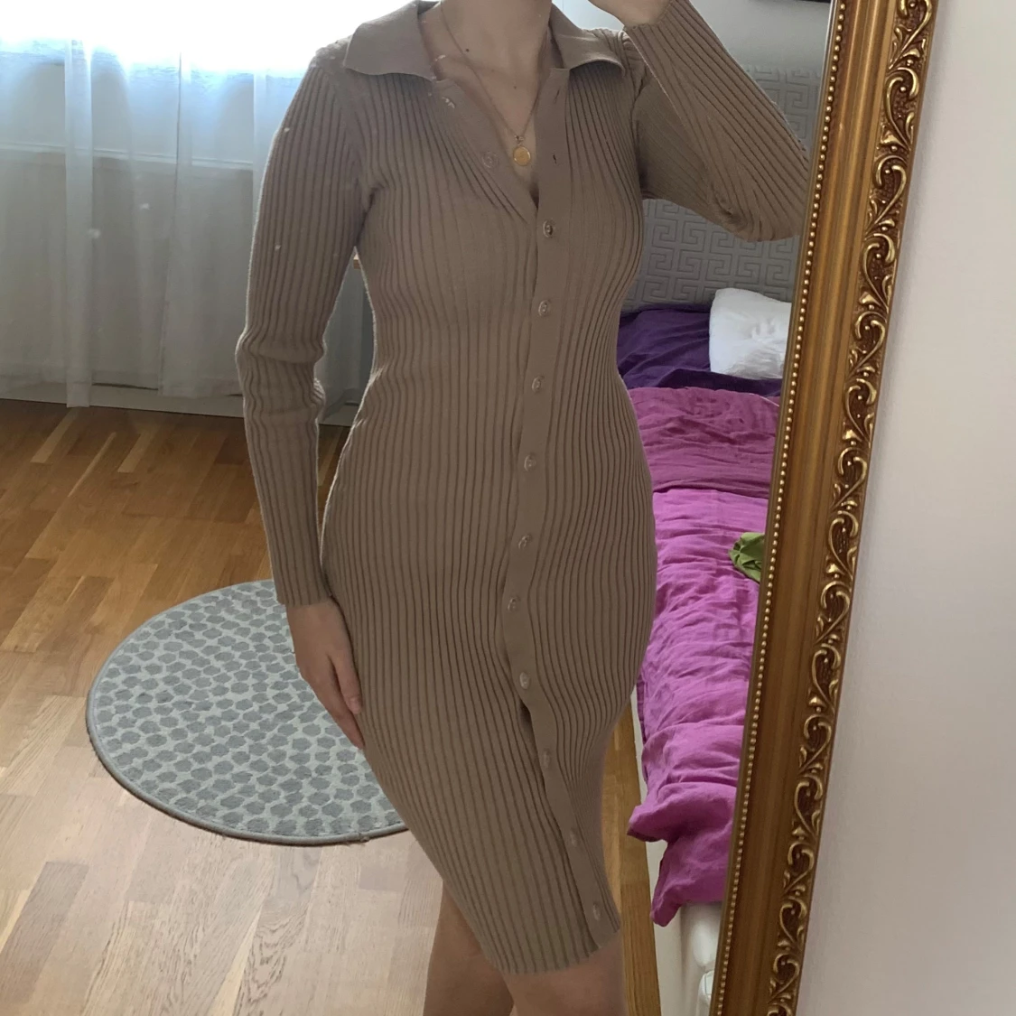 Beige ribbad klänning från Glamaker - 1