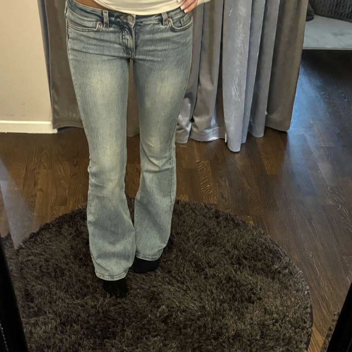 Ljusblå lågmidjade bootcut jeans