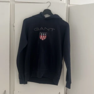 Mörkblå hoodie från GANT med tryck - Fin mörkblå gant tröja köpte den för inte alls länge sen men gick inte så mycket till andvänding den är i ett jättebra skick💕🤍