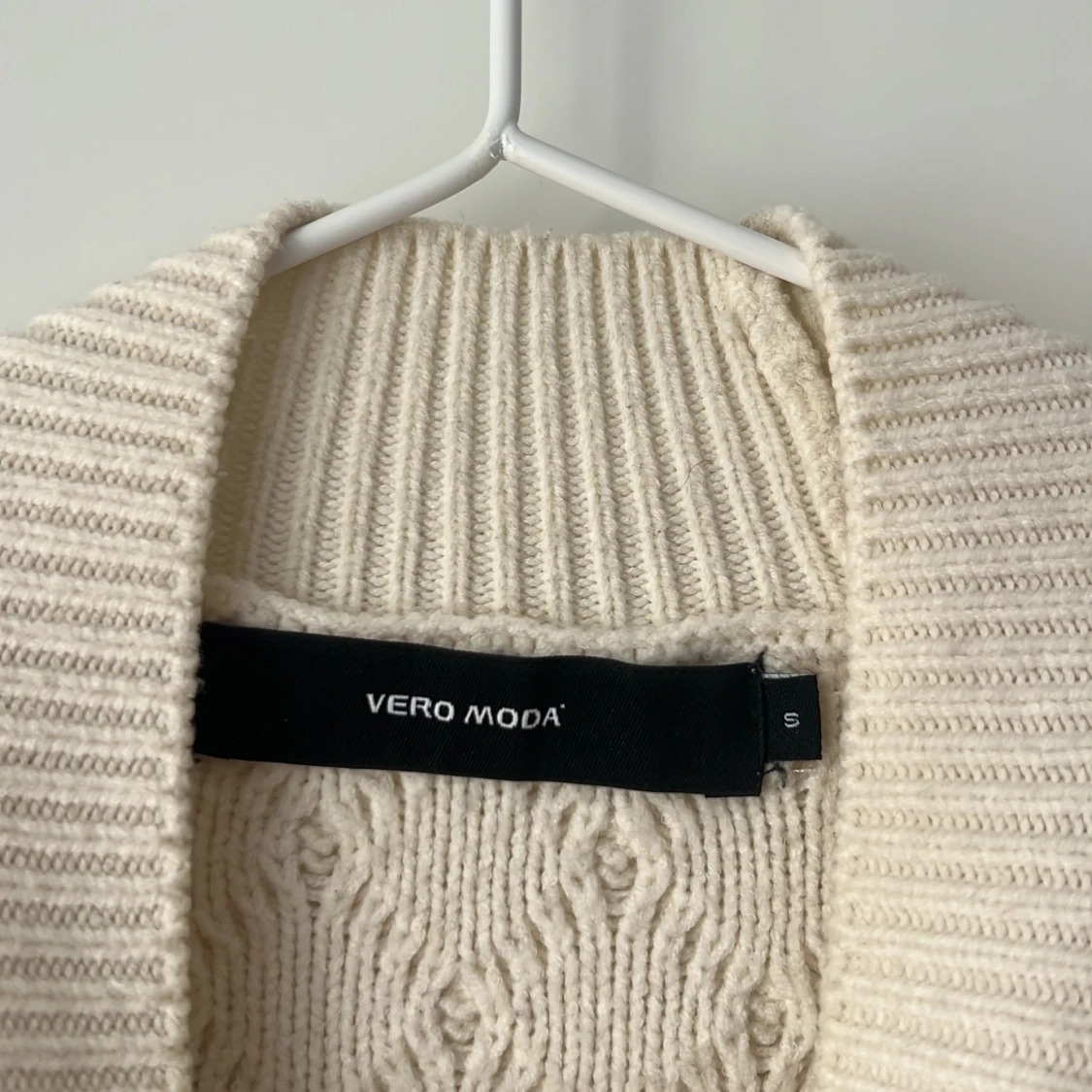 Cremevit stickad tröja från Vero Moda - 2