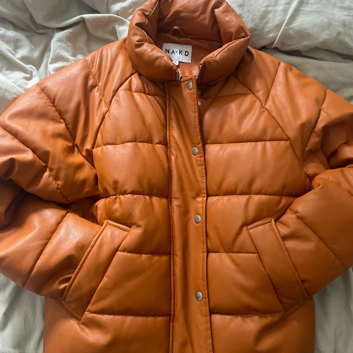Orange pufferjacka från NA-KD