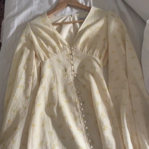 Klänning adoore - Nu säljer jag min fina adoore klänning, köpte den på vinted för nypris men har tyvärr aldrig använt den. Den är i nyskick och det är modellen Florence. Storlek 32! Kan sänka priset vid snabb affär💓
