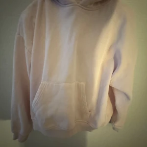 Ljusrosa fleece hoodie med huva - Mjuk och skön hoodie i ljusrosa fleece, jätte fin, pris kan diskuteras. Lite mindre storlek för att vara M, ifrån lager 157