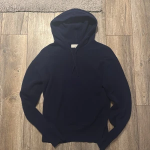 Kashmir hoddie  - Kashmir hoddie från Carmés i 100% Kashmir. Hoddien är i en snygg mörkblå färg utan defekter. Storlek small. Vid ytligare frågor kontakta mig! Passar dig runt 170-175