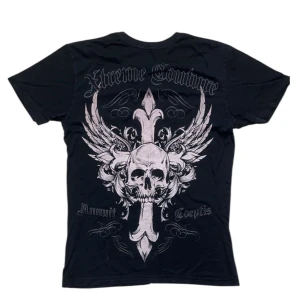 Xtreme couture T-shirt - Xtreme couture T-shirt storlek L har en fläck som syns på andra bilden