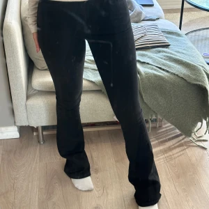  bootcut jeans - Så så snygga och trendiga bootcut jeans. Använda fåtal gånger och har inga defekter. De är storlek XS men är stretchigt material så passar även S. Pris kan självklart diskuteras vid snabb affär! Tveka inte på att höra av er vid potentiella frågor / fler bilder / mått. #