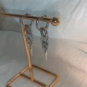 Örhängen  - Så snygga örhängen  Köp för  99kr/st  Eller 185kr/par  Finns i guld också  Modell 097