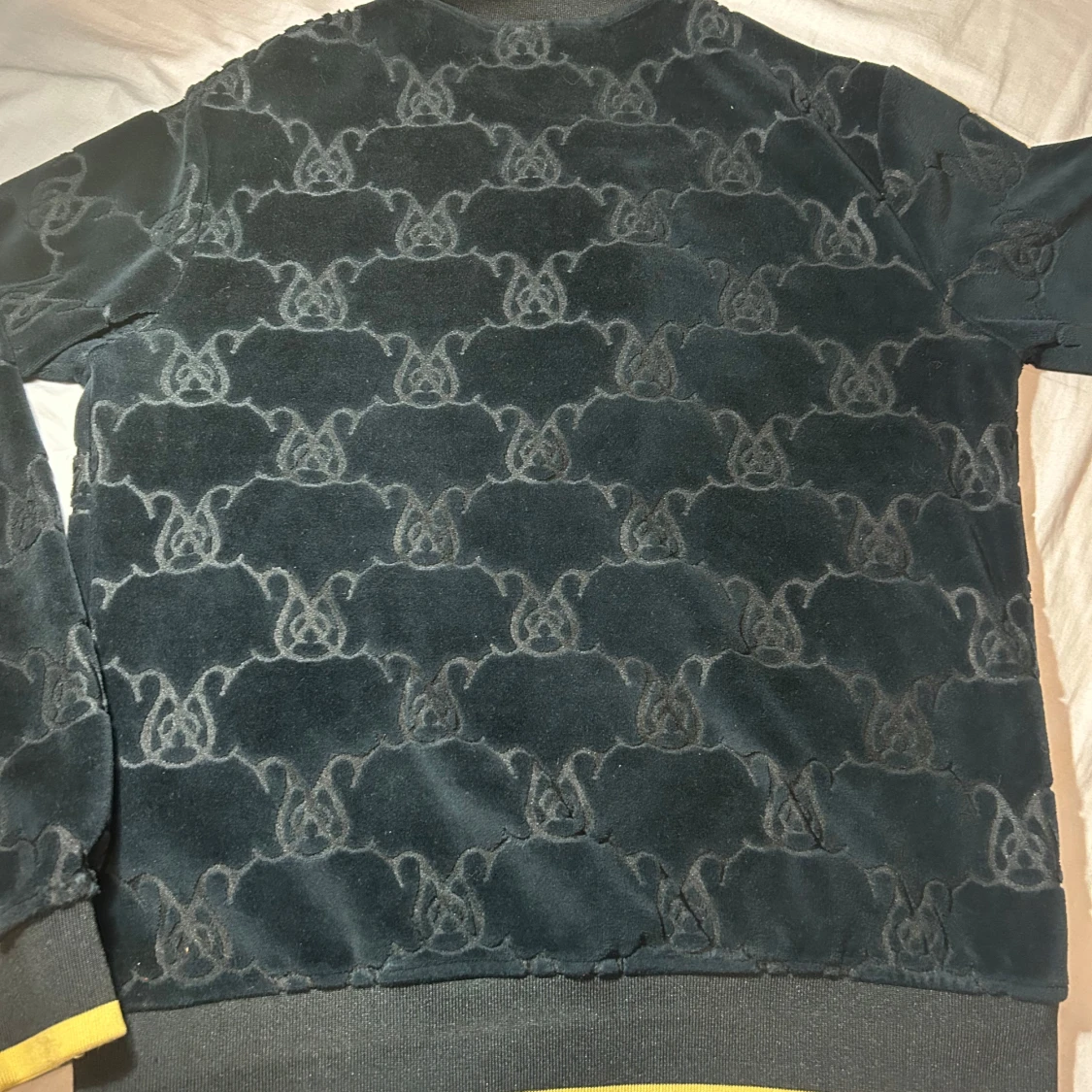 Svart bomberjacka från SikSilk med gulddetaljer - 4