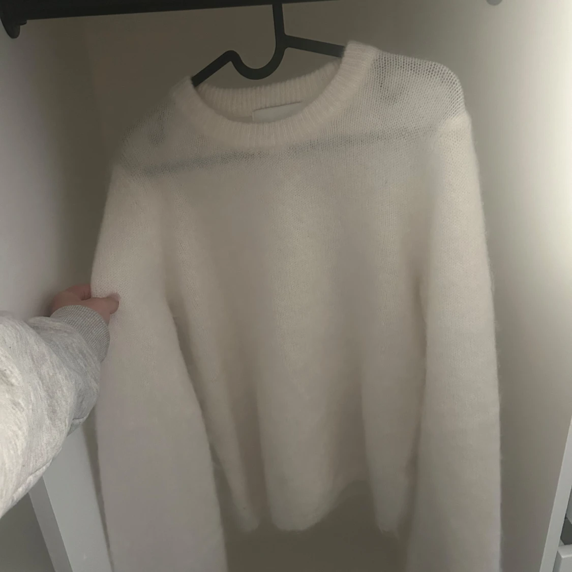 Vit fluffig stickad tröja från H&M Edition - 1