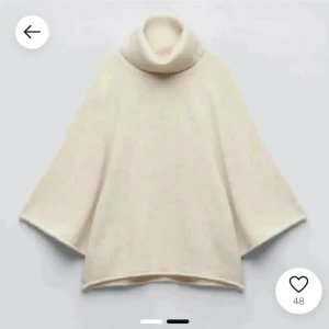 Beige stickad poncho med polokrage - Säljer en supermjuk och oversized beige stickad poncho med stor polokrage. Perfekt för lager-på-lager och ger en avslappnad men stilren look. Passar till både jeans och kjol. Enkel att slänga på sig när det är kyligt ute.