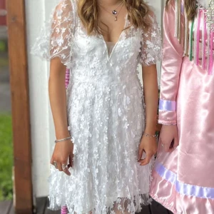 Student klänning blommig  - Bubbelroom cocktail klänning vit. Jätte fin studen och grundent klänning. Storlek 34. Endast använd en gång. Ordinarie pris 1300kr