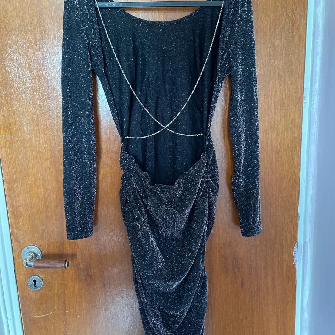 Svart glittrig klänning med öppen rygg - 3