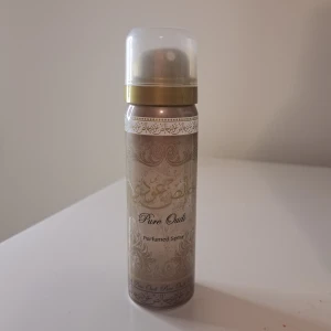 Ameer Al Oud Parfym Spray(deo) - En lyxig parfym spray med orientaliska inslag från Ameer Al oud. Flaskan är guld- och beige-färgad med eleganta mönster och arabiska detaljer. Doften är inspirerad av oud och passar dig som gillar exklusiva och varma toner.