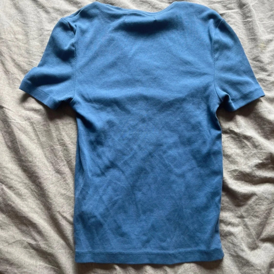 Blå t-shirt från BikBok - 1